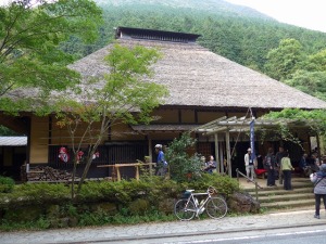 旧街道に唯一現存する甘酒茶屋