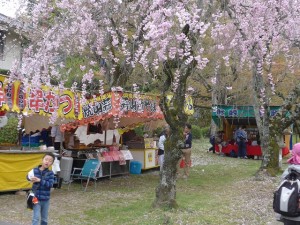 山王神社前に立ち並ぶ多数の屋台
