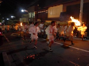 生源寺に向かう大松明