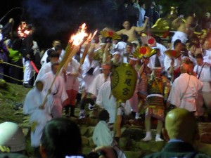 急な石段を下りる神輿