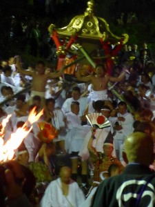 神輿に乗る選ばれた二人の若者