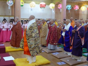 法要に臨む日韓両国僧侶