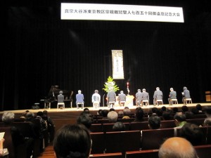 禿信敬・教務所長導師に勤行