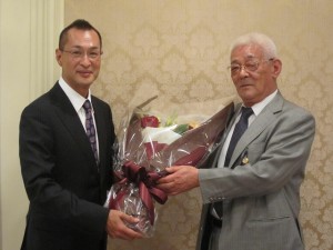 杉浦参務より花束が